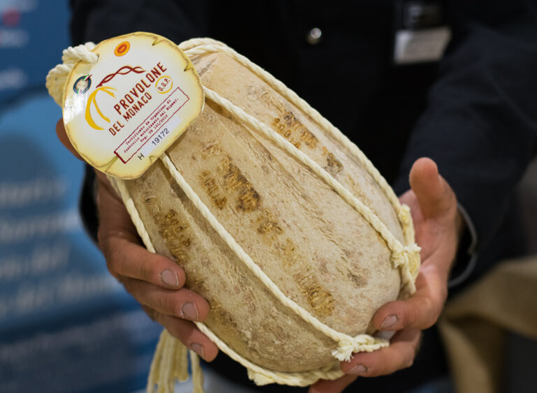 Provolone del Monaco Dop, allevatori a lavoro per garantire qualità eccellente