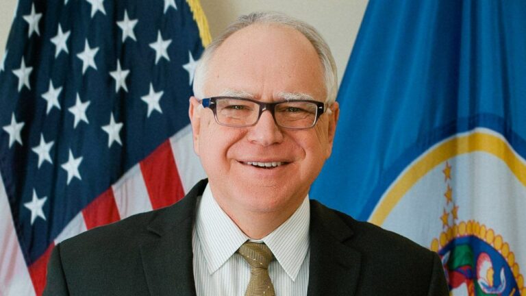 Tim Walz sarà il candidato vicepresidente di Kamala Harris