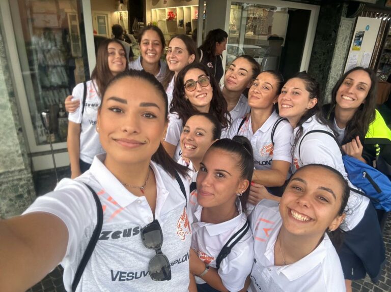 La Vesuvio Oplonti prima della gara contro Iannino Volley S. Teresa Riva