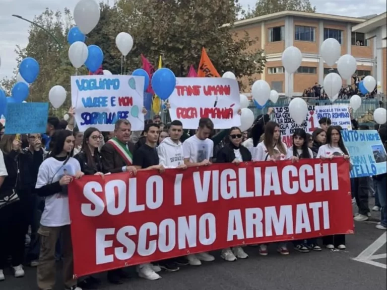 Luci di Natale spente a Piazza Municipio in ricordo di Santo Romano