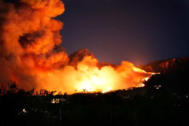 California: incendi a Los Angeles, oltre 180.000 persone evacuate